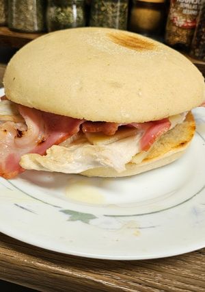 Una foto de Mollete de pollo y bacon 🍗🥓🧀