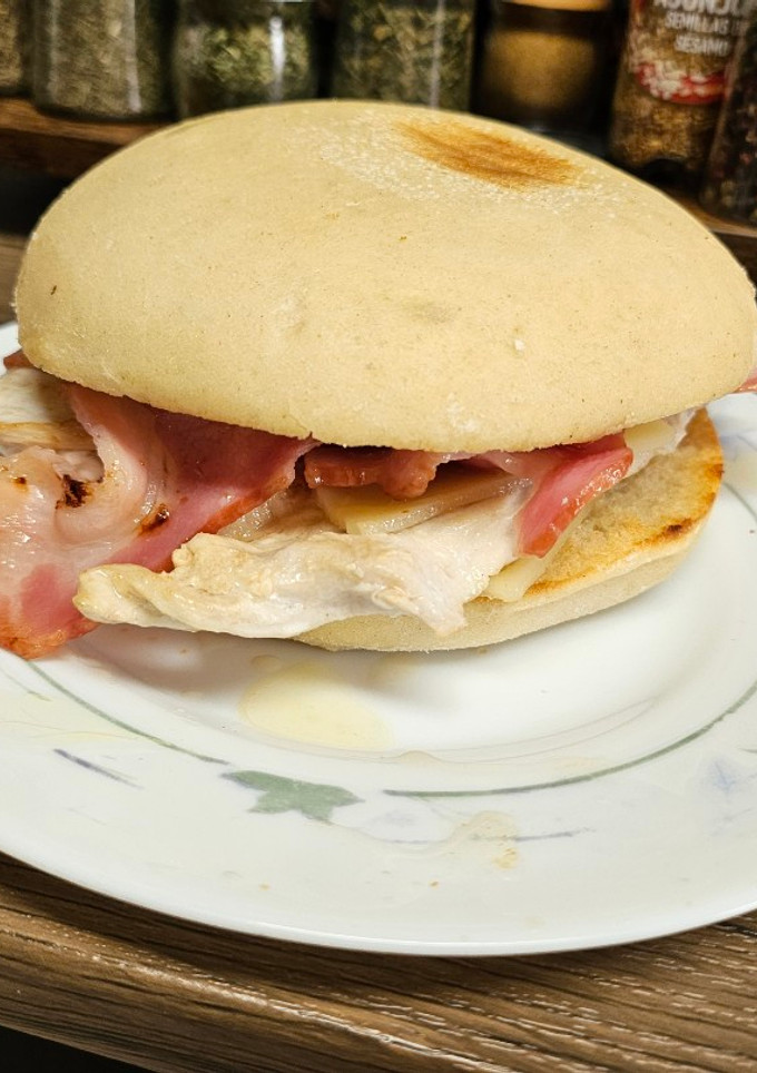 Una foto de Mollete de pollo y bacon 🍗🥓🧀