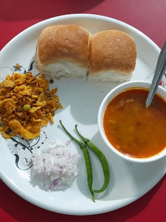મિસળ પાઉં(Misal pav Recipe in Gujarati) રેસીપી મુખ્ય ફોટો