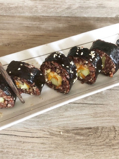 Hình của món Sushi gạo lứt, muối vừng.