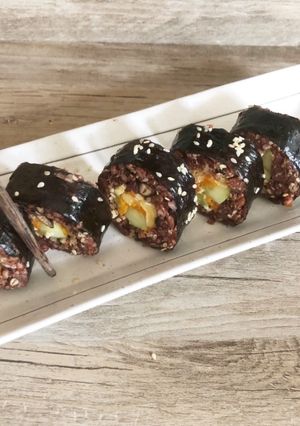 Hình của món Sushi gạo lứt, muối vừng.