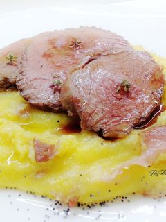 Foto di Arrosto di vitello e polenta pasticciata con speck e cipolla