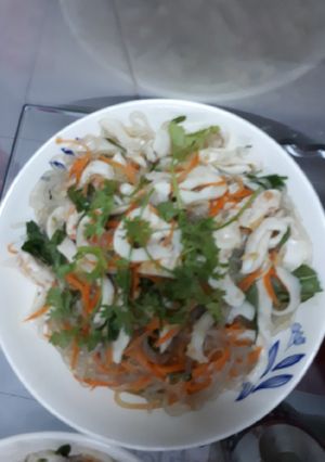 Hình của món Miến trộn chua cay hải sản.