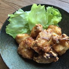 A picture of ”Shio Karaage ” the Japanese Fried Chicken salt flavor.
