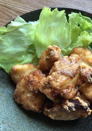 A picture of ”Shio Karaage ” the Japanese Fried Chicken salt flavor.