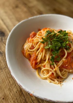 A picture of 🍝 Pasta Caprese, Fresh Tomato & Mozzarella.