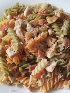 Una foto de Pasta con pollo y guisantes