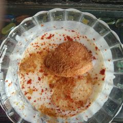 A picture of Dahi wada.