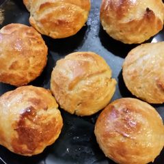 A picture of Rhodes butter sweet rolls.