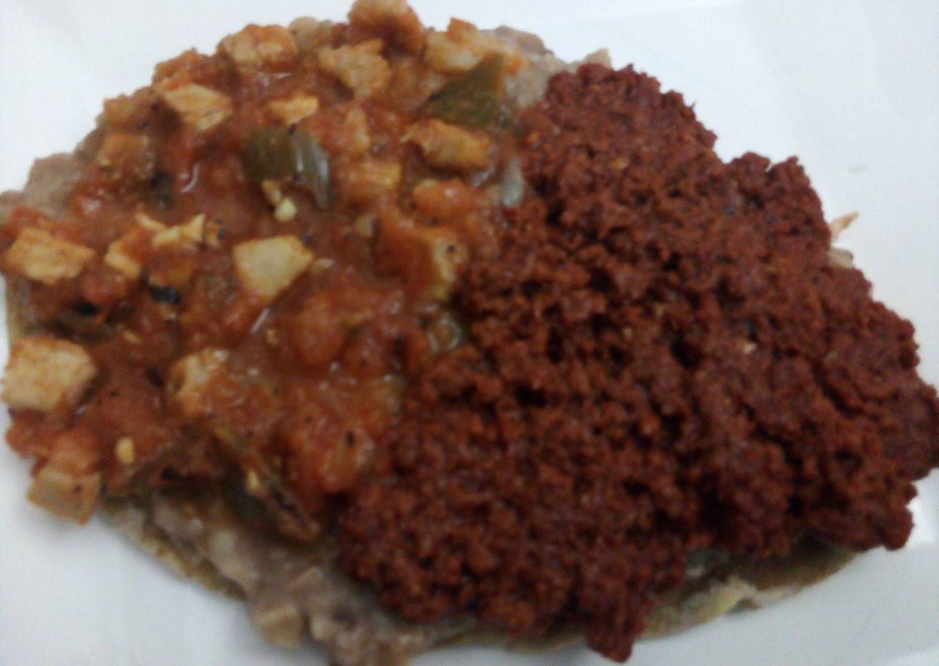 Carne de puerco a la mexicana tipo ranchero con frijoles rojos en huarache