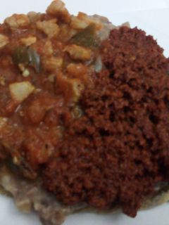 Una foto de Carne de puerco a la mexicana tipo ranchero con frijoles rojos en huarache