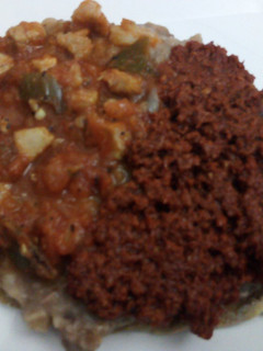 Una foto de Carne de puerco a la mexicana tipo ranchero con frijoles rojos en huarache
