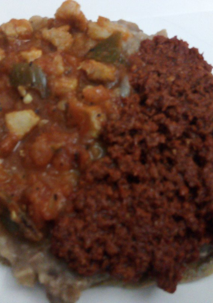 Una foto de Carne de puerco a la mexicana tipo ranchero con frijoles rojos en huarache