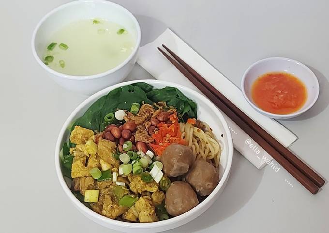 Mie Ayam Bakso: Perpaduan Lezat yang Tak Tertandingi 2 Seporsi mie ayam bakso dengan mie kenyal, ayam berbumbu, dan bakso gurih