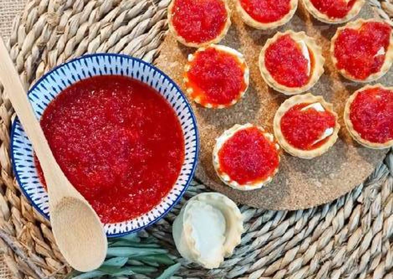Canapés con confitura 🥣 de pimientos rojos🌶️ en Mambo Cecotec