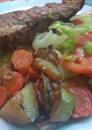 Una foto de Pecho de res al horno con vegetales