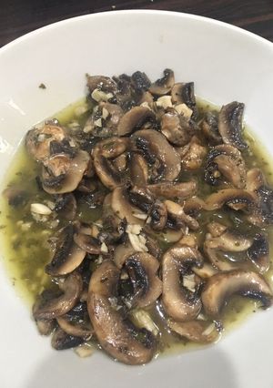 Una foto de Champiñones en salsa