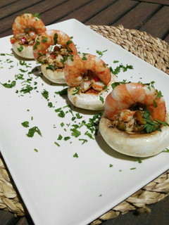 Una foto de Champiñones rellenos con langostinos