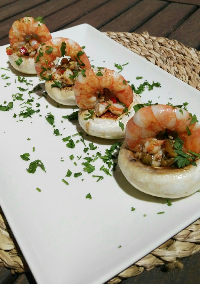 Una foto de Champiñones rellenos con langostinos