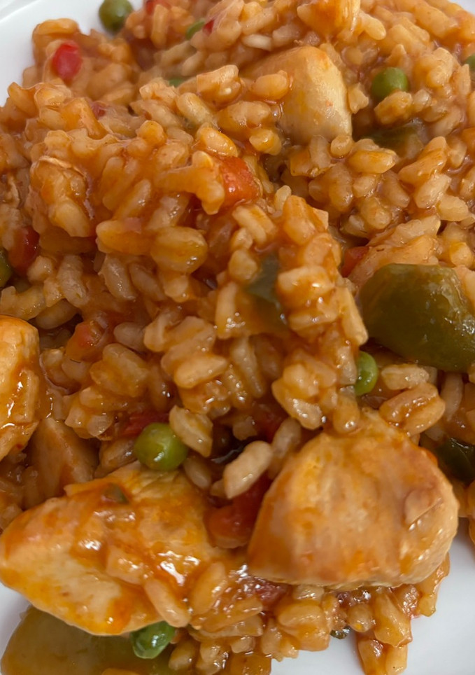 Una foto de Arroz con pollo y verduritas 👍