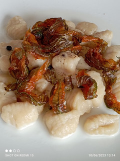 Foto di Gnocchi cacio e pepe con fiori di zucca