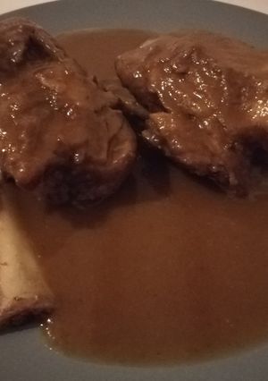 Una foto de Codillo de cerdo en salsa