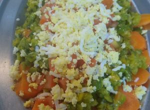 Una foto de Ensalada cocida de zanahoria, zapallitos, huevo y tomate