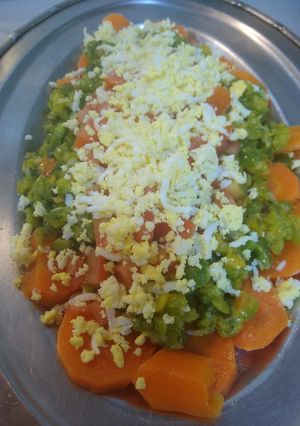 Una foto de Ensalada cocida de zanahoria, zapallitos, huevo y tomate