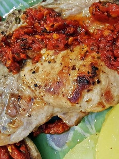 Una foto de Chuleta de cerdo con salsa de tomate aromatizada al ajo