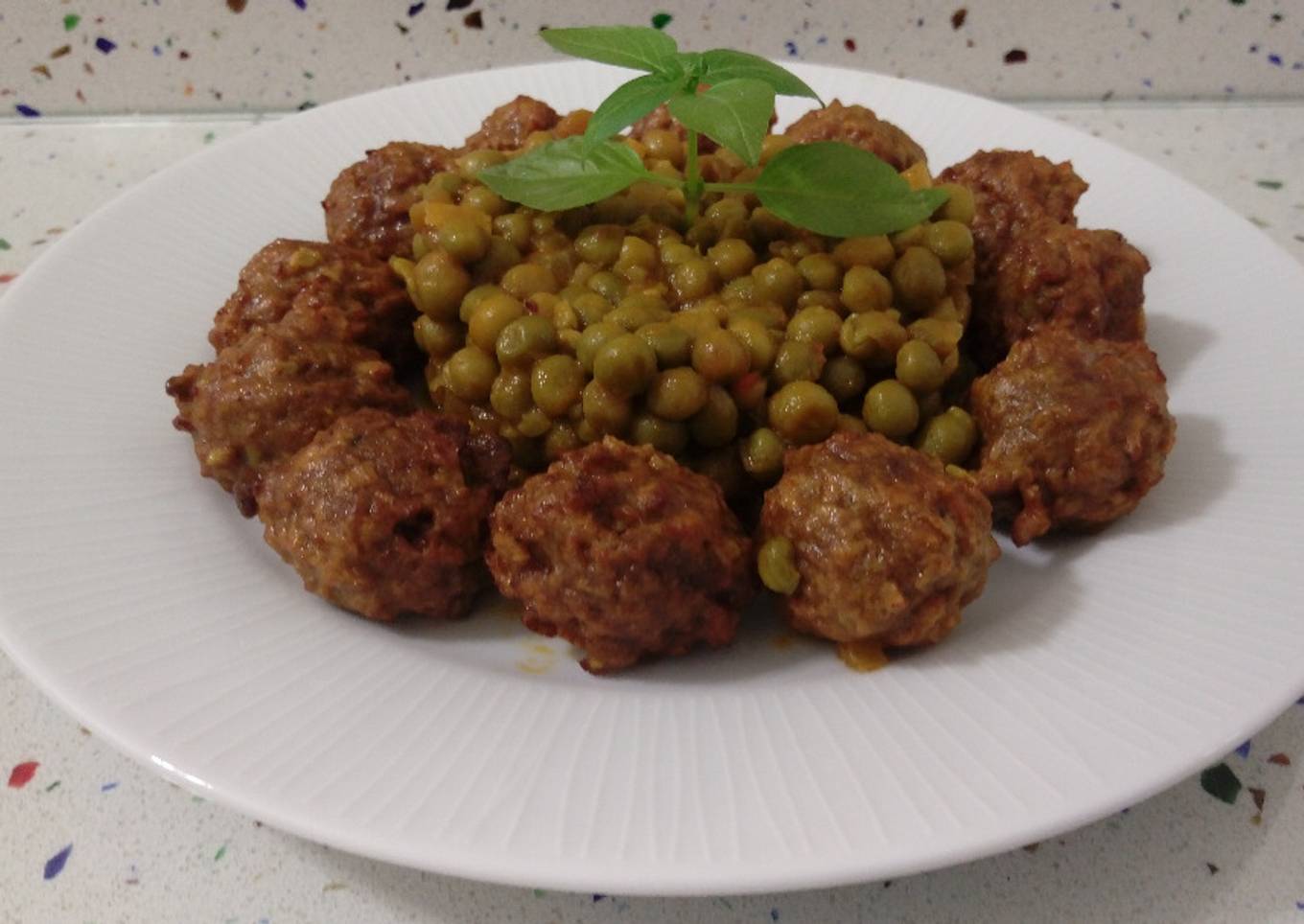 Albóndigas de bambú y germinados con guisantes