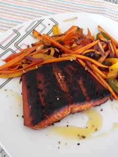 Una foto de Salmón con crocante de vegetales