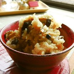 A picture of Mixed Rice with Autumn Shimeji Mushroom and Aburaage.