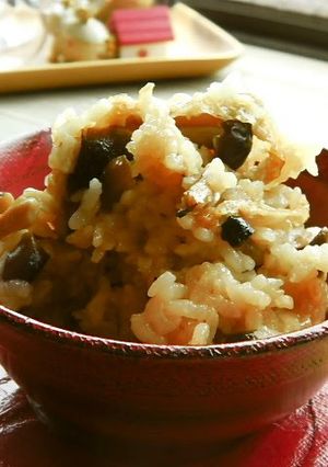 A picture of Mixed Rice with Autumn Shimeji Mushroom and Aburaage.