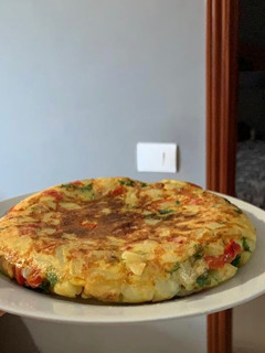 Una foto de Tortilla de papas y pimientos al horno