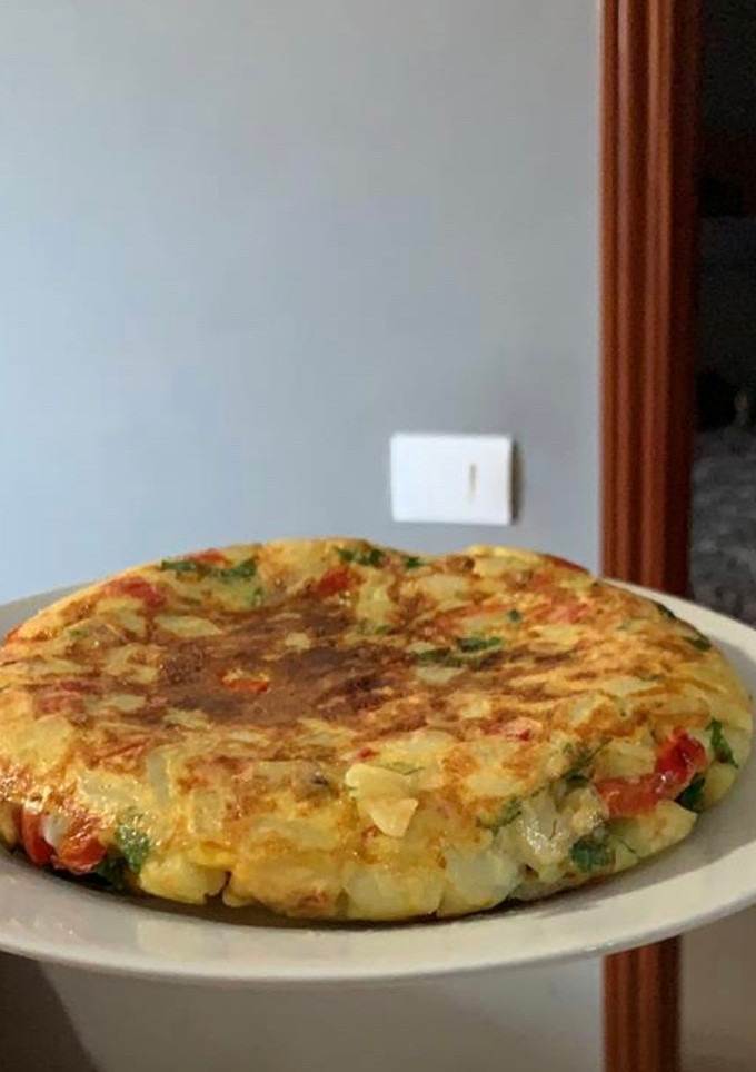 Una foto de Tortilla de papas y pimientos al horno