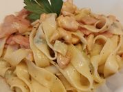 Una foto de pasta pollo tocineta
