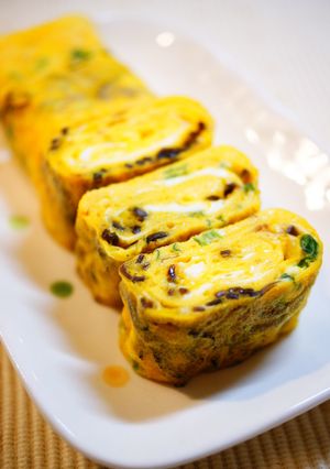 A picture of Tamagoyaki with Shio Kombu and Green Onion.