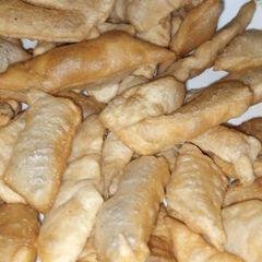 A picture of Sooji ky Namak pary.