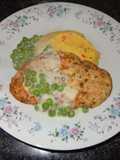 Pechugas de pollo a la plancha, con polenta y salsa de arvejas