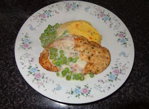 Una foto de Pechugas de pollo a la plancha, con polenta y salsa de arvejas