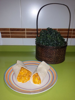Una foto de Burritos de pollo y salsa gaucha
