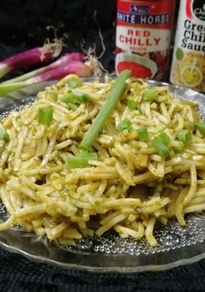 સ્પિનચ ગાર્લીક નુડલ્સ (Spinach Garlic Noodles Recipe In Gujarati) રેસીપી મુખ્ય ફોટો