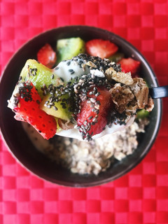 Una foto de Yogur desayuno fresa y kiwi