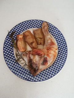 Una foto de Muslos de pollo con romero y manzana al horno