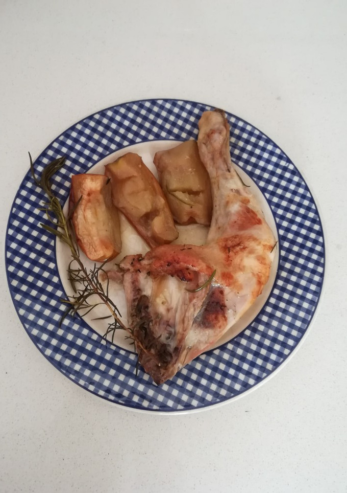 Una foto de Muslos de pollo con romero y manzana al horno