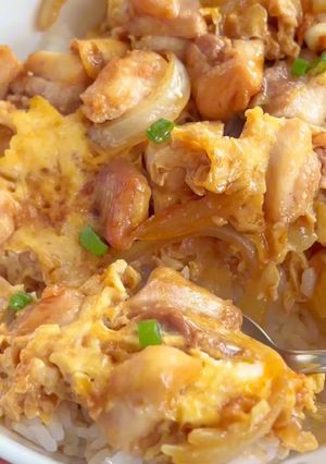 Hình của món Ức gà Oyakodon.