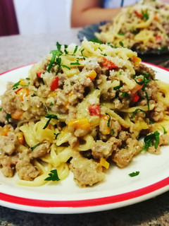Una foto de Espagueti con carne picada en la misma sartén