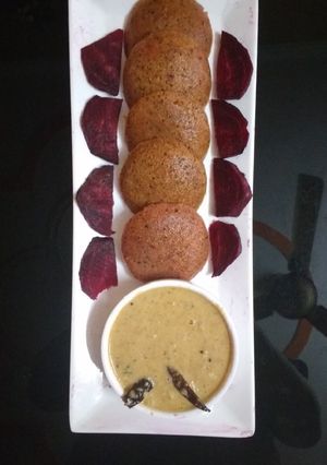 A picture of Beetroot Idli.