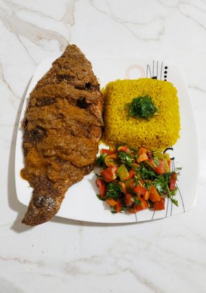 صورة لوصفة سمك مشوي بالردة في الفرن مع ارز اصفر بالكركم والكاري