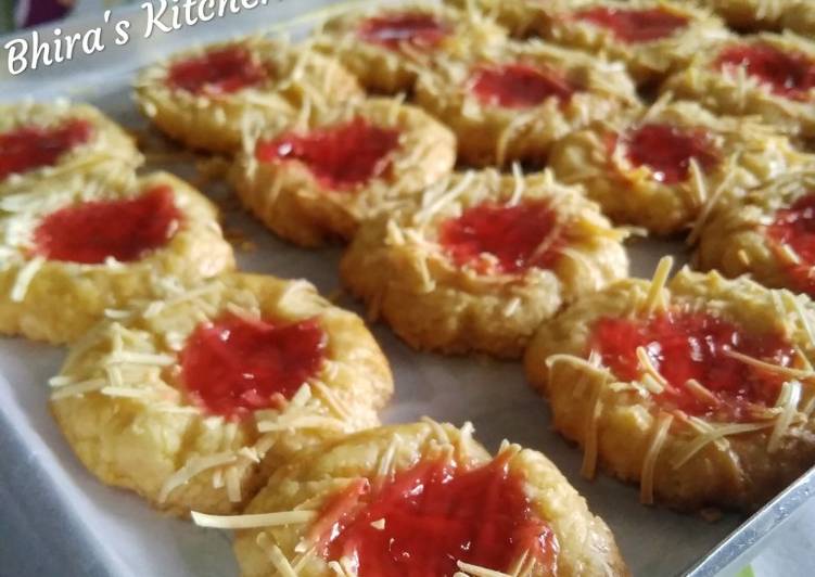 Bagaimana Menyiapkan Strawberry Thumbprint Cookies Anti Gagal